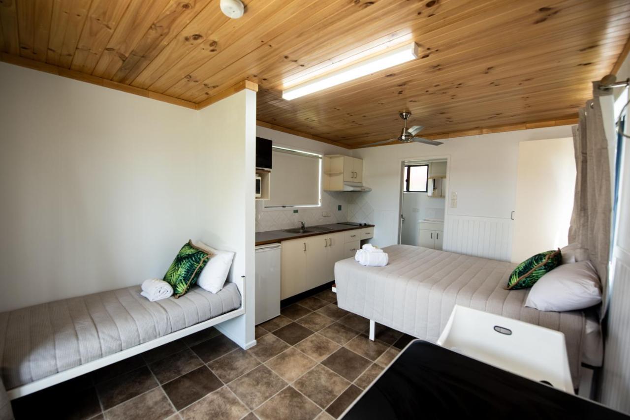 Sarina Palms Caravan And Cabins Village Экстерьер фото